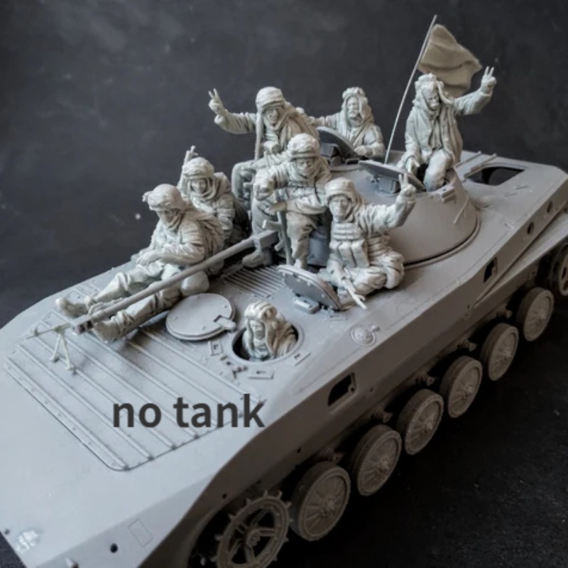 Model Kit Italeri - รถถัง2คนแบบทหาร BMP ชุดโมเดลประกอบเรซิ่นสเกล1/35พร้อมลูกเรือ8คนไม่มีสี
